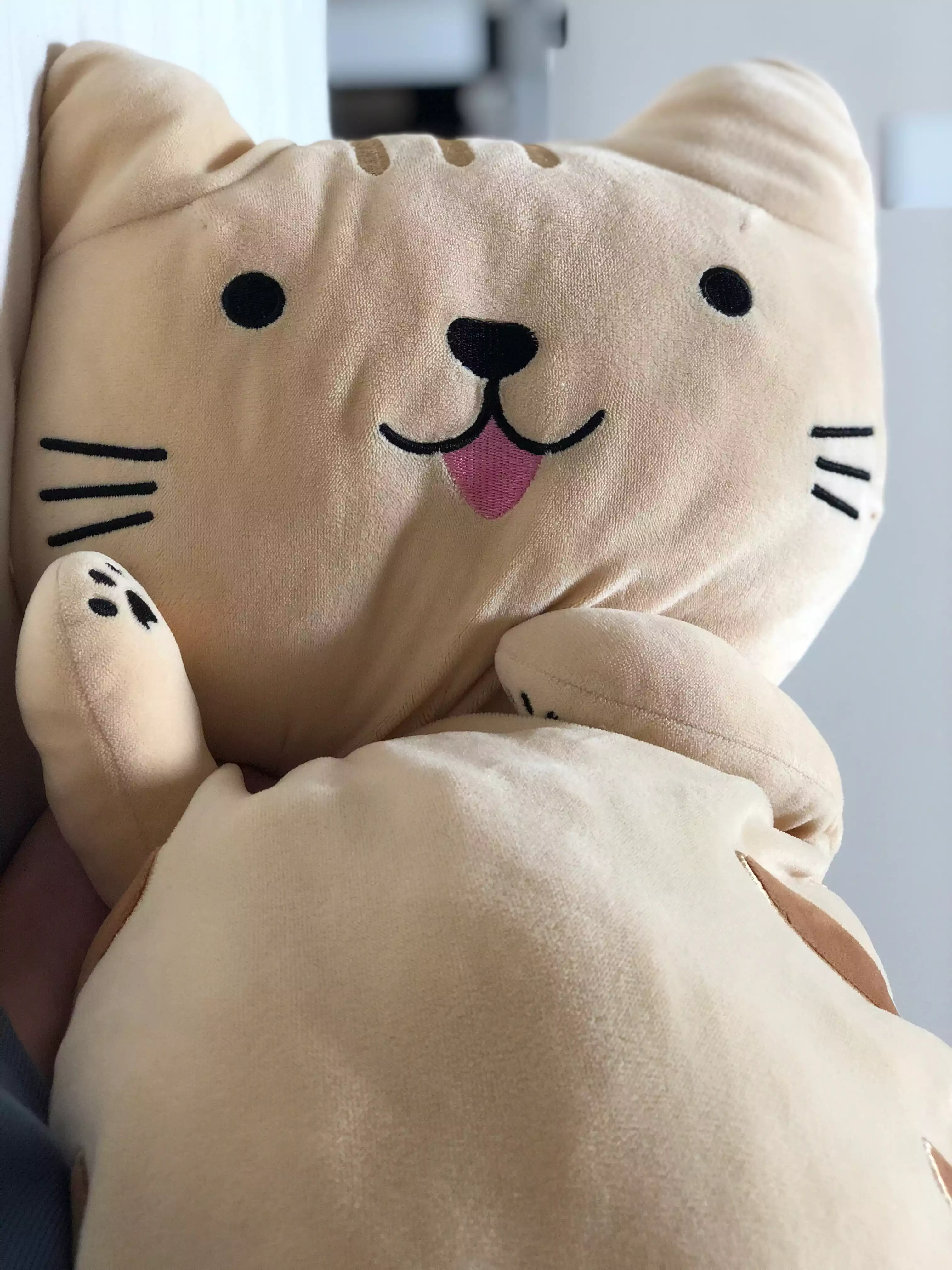 Vista lateral del gato de peluche